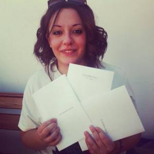 Aquí tenemos a nuestra traductora oficial con tres ejemplares de Ciudadano Yago. Español, Ingés e Italiano. 