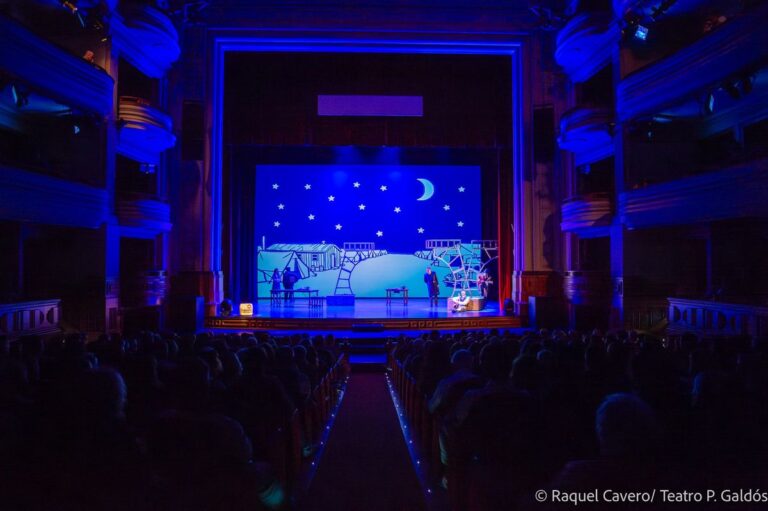 Sala del Teatro Pérez Galdós llena de público durante la función, con el escenario iluminado en azul al fondo. Foto: Raquel Cavero / Teatro Pérez Galdós
