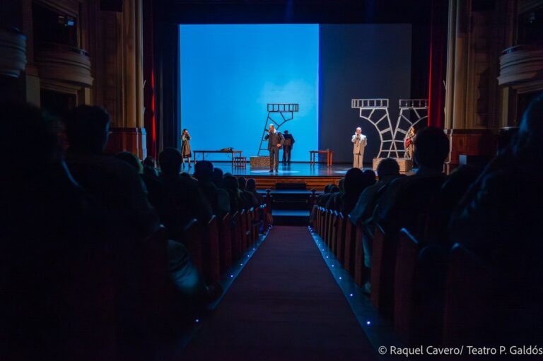 La función vista desde el fondo del patio de butacas, con el público en primer término. Foto: Raquel Cavero / Teatro Pérez Galdós