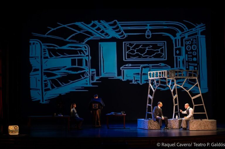 Escenografía de trazos blancos que dibuja un interior doméstico, con dos intérpretes sentados sobre bloques. Foto: Raquel Cavero / Teatro Pérez Galdós