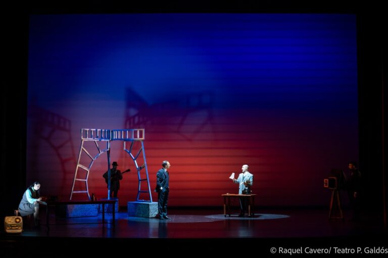 Plano general del escenario partido entre la luz azul y la roja, con las figuras repartidas. Foto: Raquel Cavero / Teatro Pérez Galdós