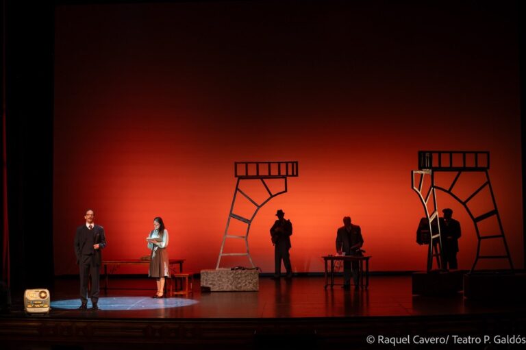 Plano general de la escena sobre un fondo rojo intenso, con las estructuras dibujadas recortadas. Foto: Raquel Cavero / Teatro Pérez Galdós