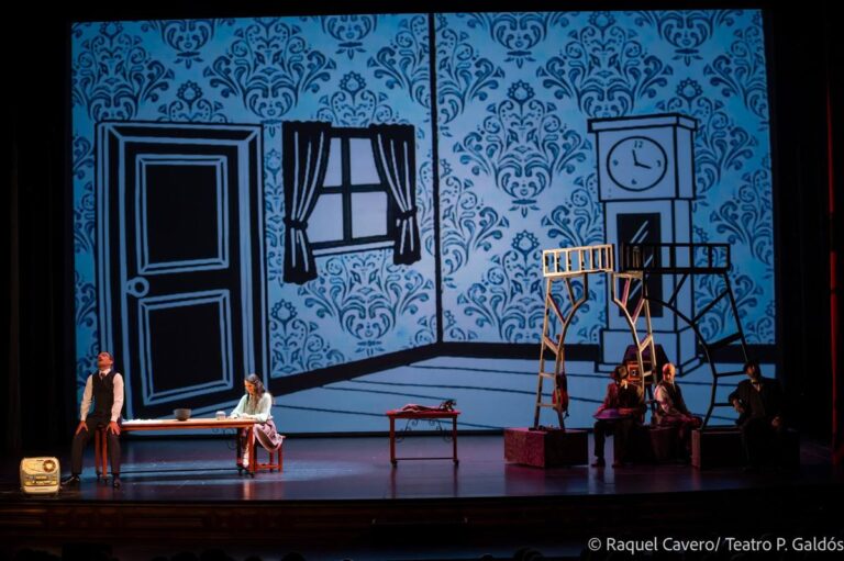 Escenografía de una habitación con papel pintado azul, puerta, ventana y reloj dibujados a trazos. Foto: Raquel Cavero / Teatro Pérez Galdós
