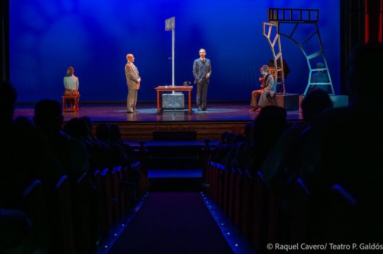 La escena bañada en azul vista desde el patio de butacas, con el público recortado. Foto: Raquel Cavero / Teatro Pérez Galdós