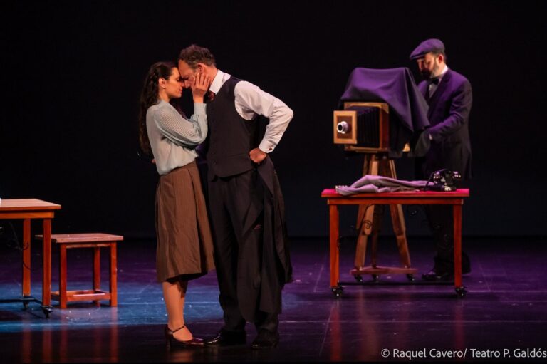 Una pareja abrazada junto a la cámara de fuelle mientras un tercer personaje la manipula. Foto: Raquel Cavero / Teatro Pérez Galdós