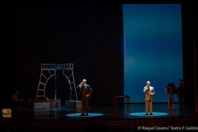 Plano muy abierto del escenario casi a oscuras, con dos figuras pequeñas separadas. Foto: Raquel Cavero / Teatro Pérez Galdós