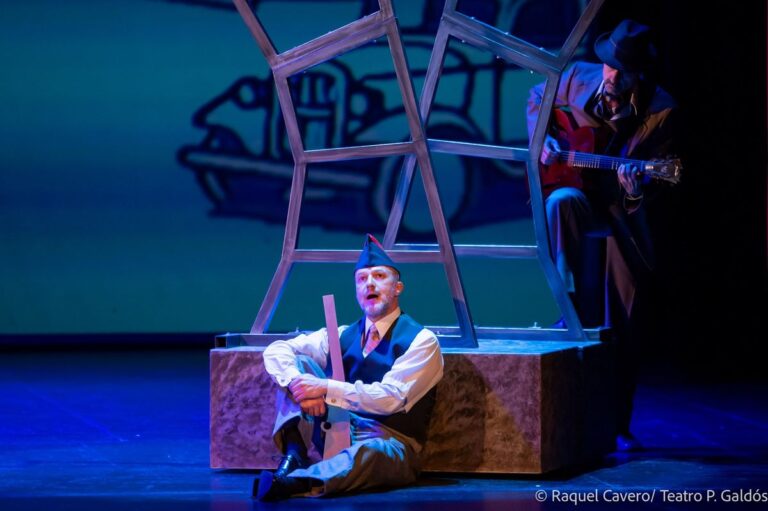 Un intérprete sentado en el suelo, apoyado en un bloque de piedra, gritando. Foto: Raquel Cavero / Teatro Pérez Galdós