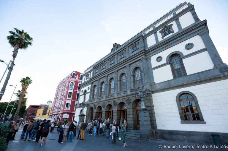 Fachada del Teatro Pérez Galdós de día, con la cola de público en la calle. Foto: Raquel Cavero / Teatro Pérez Galdós