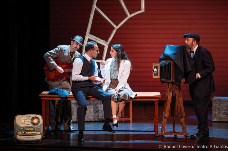 Varios personajes reunidos alrededor de la cámara de fuelle, sentados sobre el banco. Foto: Raquel Cavero / Teatro Pérez Galdós