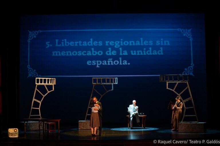 Proyección sobre el escenario del punto 5, Libertades regionales sin menoscabo de la unidad española. Foto: Raquel Cavero / Teatro Pérez Galdós