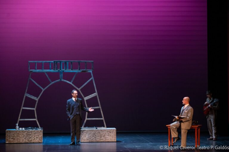 Un intérprete de pie, solo, recortado sobre el gran fondo malva del escenario. Foto: Raquel Cavero / Teatro Pérez Galdós