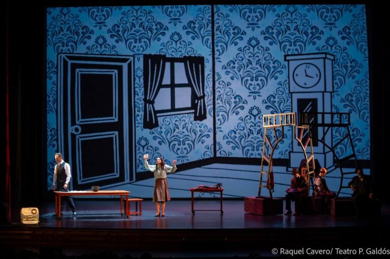 Plano general de la habitación dibujada con papel pintado azul y sus dos intérpretes. Foto: Raquel Cavero / Teatro Pérez Galdós