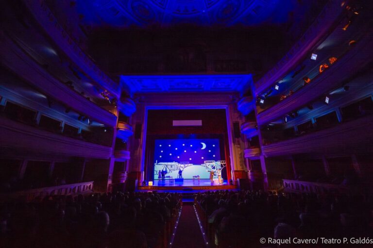 La sala del Teatro Pérez Galdós vista desde el anfiteatro, con el escenario iluminado en azul. Foto: Raquel Cavero / Teatro Pérez Galdós