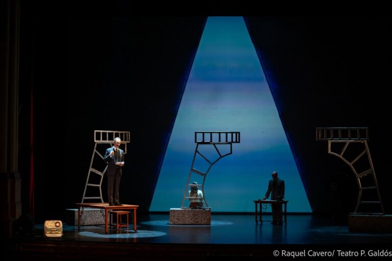 La escenografía recortada dentro de un gran triángulo de luz azul. Foto: Raquel Cavero / Teatro Pérez Galdós