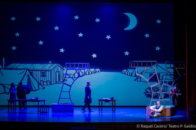 La escenografía bajo un cielo nocturno proyectado con luna y estrellas. Foto: Raquel Cavero / Teatro Pérez Galdós