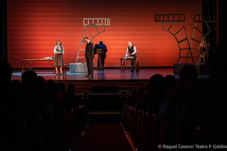 Plano general de la escena en rojo, visto desde el patio de butacas. Foto: Raquel Cavero / Teatro Pérez Galdós
